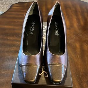 (188) NWT ladies brown heels by Walking Cradles. Size 6 1/2 medium